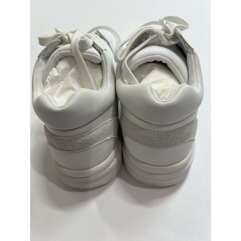 Chanel Interlocking CC logo Sneakers in White - Picture 8 of 11